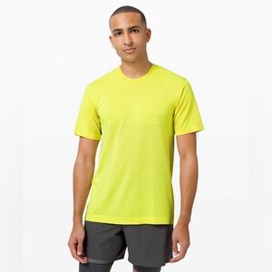 #190 Lululemon Metal Vent Breathe Short Sleeve P 21.5” L 28.2”